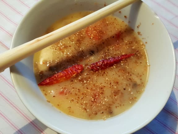 Fitness Rezept: Asiatische Suppe mit Hühnerfleisch "Tom Kha Gai". Viel Protein, gesunde Fette, wenig Kohlenhydrate (low carb).