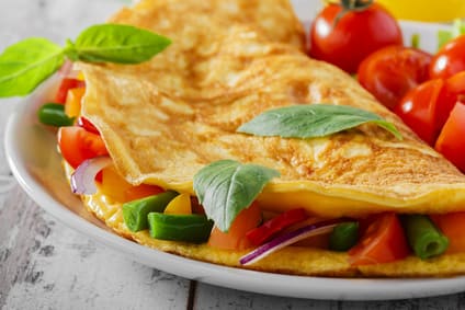 Low Carb Fitness Rezept: "Gemüse Omelette". Proteinreich, viele Vitamine und schnell in der Zubereitung. Der Fitnesssnack für Sportler.