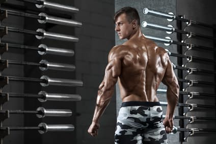 Beim Bodybuilding lieber freie Gewichte oder Maschinen? Hier sind sie: Die vier besten Übungen für massive Schultern.