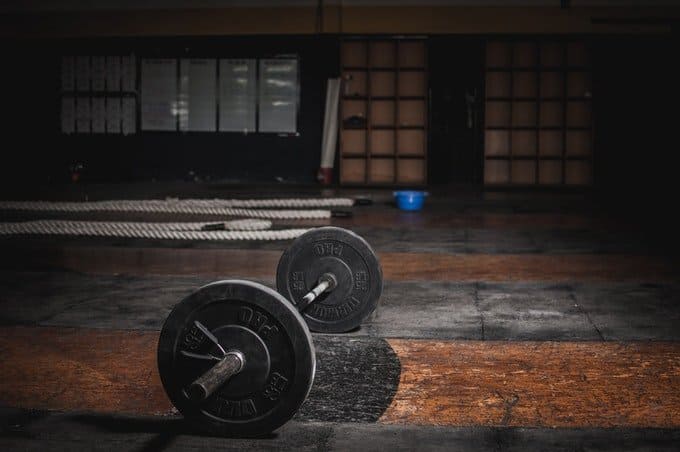 Training an der Kraftstation zu Hause. Die wichtigsten Fragen dabei: Welche Vor-u. Nachteile bietet ein Home Gym für deinen Muskelaufbau?